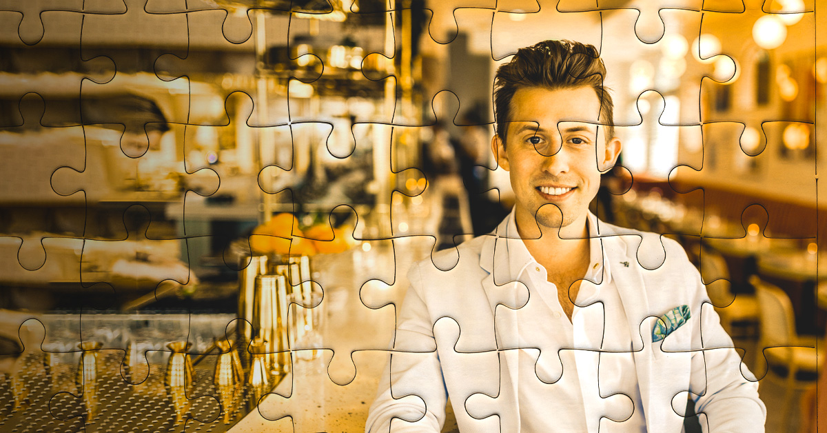 Jeune homme dans un bar avec un effet puzzle sur l'image